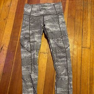 White and Grey Patterned Lululemon Leggins with Pockets